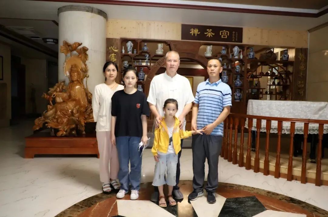 我們是父母實現(xiàn)心愿、寄托希望的神燈嗎？